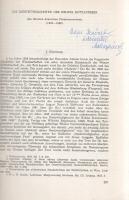 [Kottanner Jánosné] - Mollay, [Károly] Karl:  Die Denkwürdigkeiten der Helene Kottannerin. Die ältesten deutschen Frauenmemorien 1439-1440. (Dedikált.) (Győr, 1965). [Győr-Sopronmegyei Nyomda]. 237-296 p. Egyetlen kötetkiadás. Dedikált: "Major Jenőnek üdvözlettel: Mollay Károly." Kottanner Jánosné született Wolfram Ilona (1400 körül - 1470 után) a legrégebbi hazai emlékirat szerzője. A német anyanyelvű udvarhölgy előbb Székeles Péter soproni polgármester, majd Kottanner János bécsi polgár felesége volt. Családi kapcsolatai révén került Habsburg Albert magyar király visegrádi udvarába, ahol a magyar királyné egyik udvarhölgyeként szolgált. A király halála után, 1440 telén ő szervezte meg a Visegrádon őrzött Szent Korona elrablását, melyet Komáromba csempészett, itt csatlakozott hozzá a királyné, és segítségével szülte meg a trónörököst, V. Lászlót. A kalandos természetű udvarhölgy német nyelvű emlékirata néprajzi és politikatörténeti szempontból egyaránt értékes lenyomata XV. századi viszonyainknak. Oldalszámozáson belül szövegközti hasonmásokkal és egész oldalas térképpel. Az emlékirat szövegközlése előtt történelmi tanulmány. (Különlenyomat az Arrabona 1965. évi 7. számából.) Prov.: Major Jenő településtörténész, földrajztudós, urbanisztikai szakíró. Fűzve, kiadói borítóban. Jó példány.