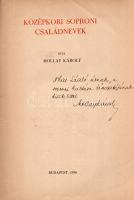 Mollay Károly:  Középkori soproni családnevek. (Dedikált.) Budapest, 1938. (Szerző - Dunántúl Pécsi Egyetemi Könyvkiadó és Nyomda Rt.) 66 p. + 1 t. (kihajtható). Egyetlen kiadás. Dedikált: "Thier László úrnak, a soproni kultúra támogatójának tisztelettel. Mollay Károly." Mollay Károly (1913-1997) filológus, helytörténész, egyetemi tanár, a Soproni Szemle főszerkesztője. Nyelvészeti dolgozatában a hazai viszonyok között kiemelkedően jól dokumentált Sopron családneveinek kategorizálására törekszik, a telekkönyvek, ítélőkönyvek és más levéltári dokumentumok felhasználásával - a nyelvészeti tipologizálás közben pedig egyes nevezetes soproni családok történetét, karrierútjait és vagyoni helyzetét is rekonstruálja. Példányunk első fedőlapjának fűzése meglazult. Prov.: Thier László (1898-1960) soproni műgyűjtő, helytörténész, bibliográfus, az Ödenburger Zeitung szerkesztője. (Német nyelvészeti dolgozatok, 1.) Fűzve, feliratozott, enyhén sérült kiadói borítóban.