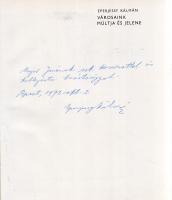 Eperjessy Kálmán:  Városaink múltja és jelene. (Dedikált.) Budapest, 1971. Műszaki Könyvkiadó (Szegedi Nyomda). 308 + [2] p. Egyetlen kiadás. Dedikált: "Major Jenőnek sok köszönettel és kollegista barátsággal: Eperjessy Kálmán. Bpest, 1971. okt. 2." Eperjessy Kálmán (1893-1976) történész, levéltáros, helytörténész, főiskolai tanár. Oldalszámozáson belül gazdag szövegközti fotóanyaggal és ábrákkal illusztrált urbanisztikai munkája a hazai városfejlődés történetét vizsgálja. A nagyközönség számára készült áttekintés világosan elkülöníti a középkori, a barokk és későbbi városfejlődés típusait, bemutatja a török kor utáni alföldi mezővárosok kialakulásának különös, a középkori városfejlődéstől eltérő jellegét, méltatja a bányavárosok, iparvárosok, mezővárosok önszerveződését, jog- és társadalomtörténeti fejezeteiben pedig bemutatja a városi adminisztráció labirintusát, a tisztviselők jogköreit. A kötet utolsó fejezetében város-alaprajzok kíséretében Magyarország valamennyi megyei és járási jogú városának egyoldalas ismertetése. Prov.: Major Jenő (1922-1988) településtörténész, földrajztudós, urbanisztikai szakíró. Színes, illusztrált kiadói kartonkötésben. Jó példány.