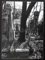 Tóth Vilmos: A salgótarjáni utcai zsidó temető. Bp., 2014, Nemzeti Örökség Intézete. Gazdag fekete-f...