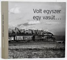 Frisnyák Zsuzsa: Volt egyszer egy vasút... Képes história I. Bp., 2009, Indóház. Gazdag fekete-fehér képanyaggal illusztrálva. Kiadói kartonált papírkötés, kiadói papír védőborítóban.