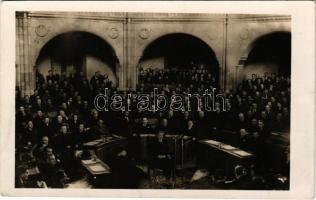 1946 Tildy Zoltán köztársasági elnökké választása, háttérben Nagy Imre, eskütétel pillanata. A Magyar Köztársaság kikiáltásának emlékére / Zoltan Tildy's election as President of the Second Hungarian Republic, Nagy Imre in the background (EK)