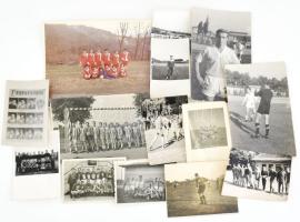 14 darab régi és modern labdarúgással kapcsolatos fotó, 13x18 cm alatt