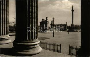 1960 Budapest XIV. Hősök tere a Millenniumi emlékművel. Képzőművészeti Alap Kiadóvállalat (EK)