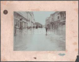 1912 Lugos (Lugoj), árvíz, utcakép üzletekkel, nagyméretű, kartonra kasírozott fotó Naschitz László műterméből, sérült kartonon, 23x17,5 cm (karton: 34x26,5 cm)