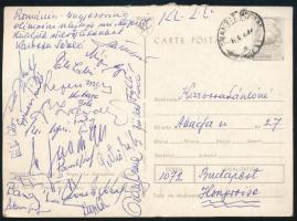 1979 Románia-Magyarország labdarúgó olimpiai selejtező mérkőzésen szerepelt, több felnőtt labdarúgó válogatott játékos aláírása: Fekete László, Katzirz Béla, Gyimesi László, Póczik József, Szántó Gábor, Baranyi Sándor, Salamon József, Izsó Ignác stb. és Karossa László (1910-1992) fotóriporter, a Magyar Labdarúgó Szövetség első hivatalos fotográfusa, feleségének küldött képeslapon.