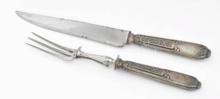 Francia ezüst (Ag) nyelű hússzervírozó villa és kés. Jelzett, kopott, díszdobozban, h: 28-32 cm