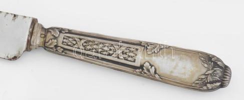 Francia ezüst (Ag) nyelű hússzervírozó villa és kés. Jelzett, kopott, díszdobozban, h: 28-32 cm