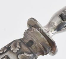 Francia ezüst (Ag) nyelű hússzervírozó villa és kés. Jelzett, kopott, díszdobozban, h: 28-32 cm