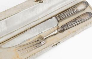 Francia ezüst (Ag) nyelű hússzervírozó villa és kés. Jelzett, kopott, díszdobozban, h: 28-32 cm