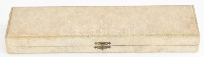 Francia ezüst (Ag) nyelű hússzervírozó villa és kés. Jelzett, kopott, díszdobozban, h: 28-32 cm