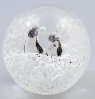 Murano üveg levélnehezék, belső színezéssel, hóban álló pingvinek mintával, m: 7 cm
