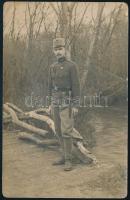 cca 1915 Katonafotó bajonettel, Mozgósítási Kereszt kitüntetéssel és ügyességi jelvénnyel, megírt fotólap, kisebb törésnyomokkal, 14x9 cm
