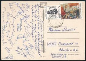 1987 Ciprus-Magyarország labdarúgó válogatott mérkőzésen szerepelt, több játékos, edző és vezető aláírása: Bognár György, Vincze István, Preszeller Tamás, Verebes József, Garab Imre, Boda Imre, Varga István, Herédi Attila stb., Karossa László (1910-1992) fotóriporter, a Magyar Labdarúgó Szövetség első hivatalos fotográfus feleségének küldött képeslapon.