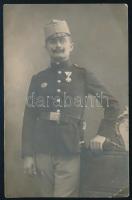 1911 Katonaportré bajonettel, Katonai Jubileumi Kereszt kitüntetéssel és tüzér ügyességi jelvénnyel, megírt fotólap, kis saroktöréssel, 14x9 cm