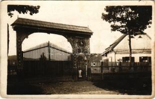 1941 Székelykeresztúr, Kristur, Cristuru Secuiesc; székelykapu. Nagy fényképész / Secui wood carved gate. photo (fl)