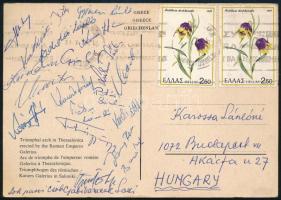 1978 Görögország-Magyarország EB-selejtező labdarúgó válogatott mérkőzésen játékosok autográf aláírásai: Katzirz Béla, Gyimesi László, Kereki Zoltán, Lukács Sándor, Tatár György, Pintér Sándor, Kovács István stb. és Karossa László (1910-1992) fotóriporter, a Magyar Labdarúgó Szövetség első hivatalos fotográfusa, feleségének küldött képeslapon.