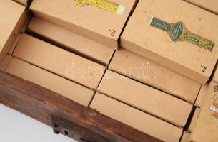 Több, mint 2000 darabos szivarcímke gyűjtemény, 83 féle, régi, fajtánként dobozolva. Régi bőr koffer...