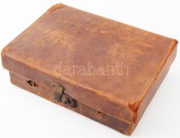 Több, mint 2000 darabos szivarcímke gyűjtemény, 83 féle, régi, fajtánként dobozolva. Régi bőr koffer...