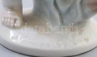 Herendi pisilő puttó. Terv.: Nemes György. Kézzel festett, jelzett, hibátlan, m: 18 cm