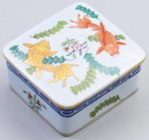 Herendi Poisson mintás bonbonniere. Kézzel festett, jelzett (jubileumi 1939), aranyozás kissé kopott, 9x9 cm.