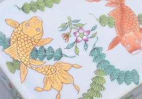 Herendi Poisson mintás bonbonniere. Kézzel festett, jelzett (jubileumi 1939), aranyozás kissé kopott...
