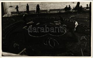 Besztercebánya, Banska Bystrica; virágágyás kertészekkel / flowerbed with gardeners. photo (non PC)