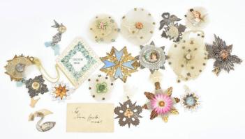 1902 Táncmulatság kellékei: táncrend, tánctanítónő levele borítékban, 16 darab kitűző, melyeket a férfiak kaptak a felkért hölgyektől, utóbbiak sérüléssel.