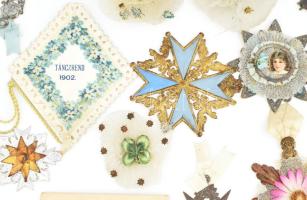 1902 Táncmulatság kellékei: táncrend, tánctanítónő levele borítékban, 16 darab kitűző, melyeket a fé...