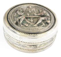 Historizáló jelenetes ezüstözött cukordoboz, jelzett, kopott, d: 10,5 cm