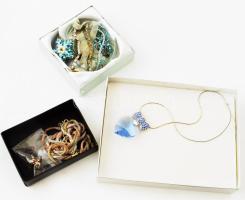 3 db készlet bizsu ékszer. nyaklánc, karkötő szett és szingli nyakláncok, Astron női kvarc óra.