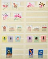 20 lapos nagyalakú Schaubek rugós berakó osztott lapokkal, benne NDK gyűjtemény + szovjet, mongol, Paraguay, főleg űrkutatás motívum bélyegek