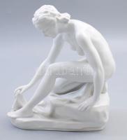 Herendi "A forrásnál" szobor. Terv: Donner Mária Gertrúd (1902-1986). Fehérmázas, jelzett, hátán egy ütődésből induló repedésvonallal, m: 24 cm