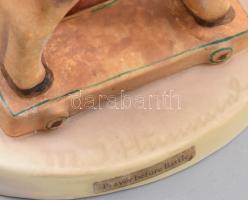 Hummel "Harc előtti ima" figura, jelzett, restaurált, m: 10 cm