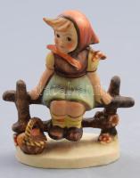 Hummel kerítésen ülő kislány, jelzett, restaurált, m: 10 cm