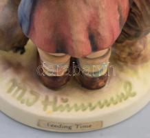 Hummel kislány tyúkokkal, jelzett, retaurált, m: 12 cm