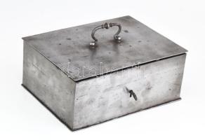 cca 19 sz. vége, Vas kassza / széf, kulccsal, működő zárral, kopással, 26x19 cm