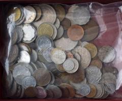Vegyes külföldi fémpénz tétel ~1kg-os súlyban, csak Európán, USA-n és Kanadán kívüli érmékkel T:vegyes Mixed foreign coin lot (~1kg), without European, USA and Canadian coins C:mixed
