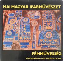 Koczogh Ákos: Fémművesség. Mai magyar Iparművészet. Bp., 1977, Képzőművészeti Alap Kiadóvállalata. Kiadói egészvászon kötés, kissé kopott papír védőborítóval, máskülönben jó állapotban.