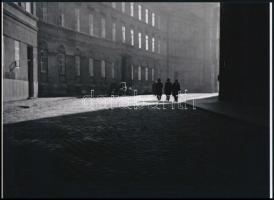 cca 1959 Vadas Ernő (1899-1962) budapesti fotóművész és fotóriporter felvétele (Korán reggel), 1 db ...