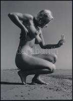 cca 1951 André de Dienes (korábban Ikafalvi-Dienes Andor György) (1913-1985) magyar - amerikai fotóriporter és fotóművész felvétele (napolaj), 1 db modern nagyítás, jelzés nélkül Balogh Ferenc (1923-1993) békéscsabai fotóművész ,,Az aktfényképezés története" című előadásának anyagából, 21x15 cm