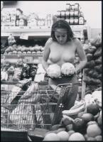 cca 1965 ,,Káposztás Örzse di-di-dilemmája a kö-kö-közértben", szolidan erotikus felvétel, 1 db modern nagyítás, jelzés nélkül, a néhai Lapkiadó Vállalat központi fotólaborjának archívumából, 21x15 cm