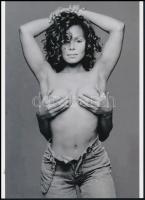 cca 1989 Janet Jackson amerikai popénekeső saját tervezésű ,,melltartója", szolidan erotikus felvétel, jelzés nélkül, 21x15 cm