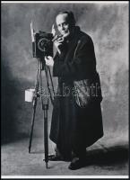cca 1950 Irving Penn (1917-2009) amerikai fotográfus felvétele (Utcai fényképész), 1 db modern nagyítás, jelzés nélkül, 21x15 cm