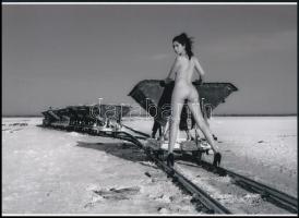 cca 1989 ,,Csilla tűsarkúban csillézik, a fiúk meg a bányában dolgoznak", szolidan erotikus felvétel, 1 db modern nagyítás, jelzés nélkül, 15x21 cm