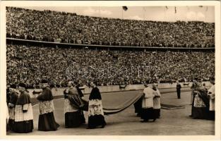 75. Deutscher Katholikentag in Berlin. Einzug der Bischöfe zur Pontifikalmesse im Olympia Stadion. Morus Verlag, Foto Wagner / Catholic Day, bishop, meeting (EK)