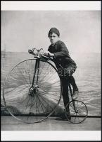 cca 1890 ,,Az első hullámlovas velocipéddel, műteremben, festett háttér előtt", 1 db modern nagyítás, jelzés nélkül, 21x15 cm
