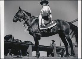 cca 1937 Szendrő István (1908-2000) budapesti fotóművész felvétele (Hortobágyi csikósok), 1 db moder...