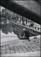 cca 1933 Párizs, Doisneau, Robert (1912-1994) francia fotóriporter és fotóművész felvétele (Madárcsa...