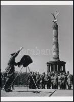 cca 1945 Robert Capa (1913-1954) (eredeti neve Friedmann Endre) magyar ? francia fotóriporter felvét...